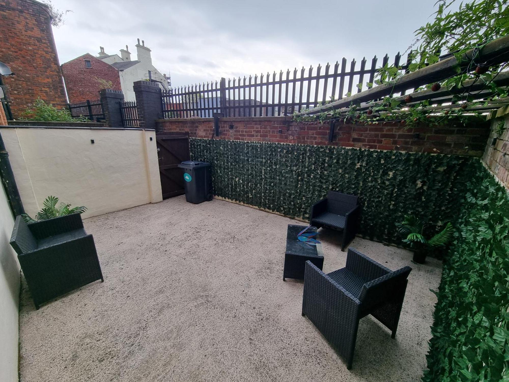 Spacious 2 Bed Next To Bae With Bath Appartement